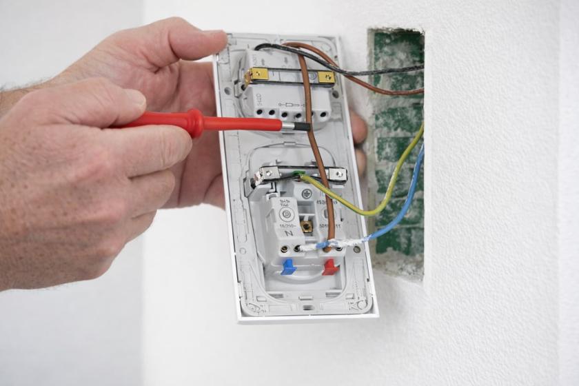 Montering og udskiftning af afbryder