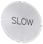 Inskription plade for lystrykknap rund hvid med sort font inskription: slow